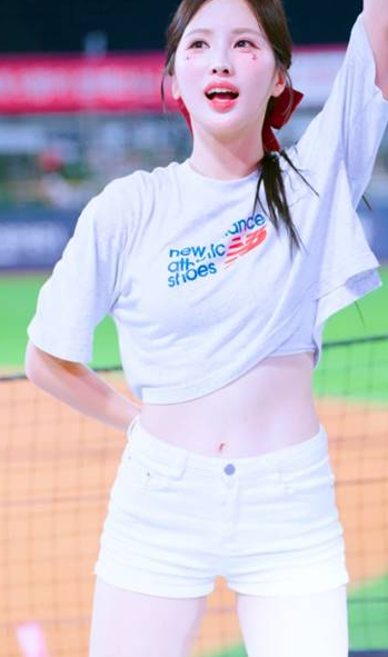 크롭티 속 흰 브라탑 반바지 정원 치어리더 Kim Jeong-Won
